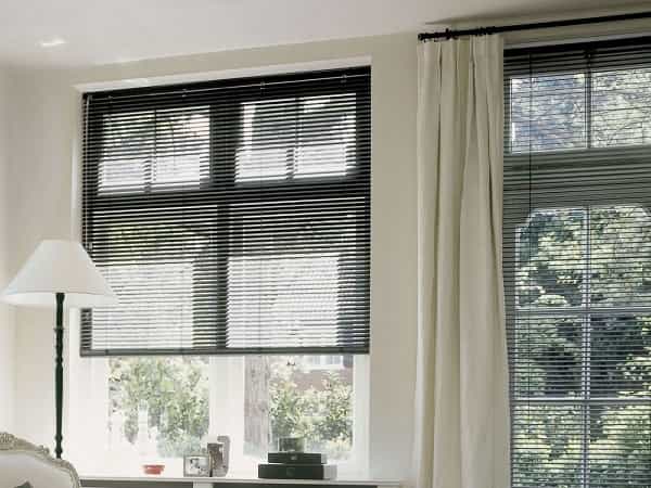 Tuimel de lamellen van horizontale jaloezieÃƒÆ’Ã†â€™Ãƒâ€šÃ‚Â«n om verkleuring van je interieur tegen te gaan.