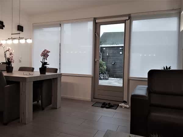 Lichtdoorlatende rolgordijnen houden zon tegen maar maken als raamdecoratie je ruimte niet donker.